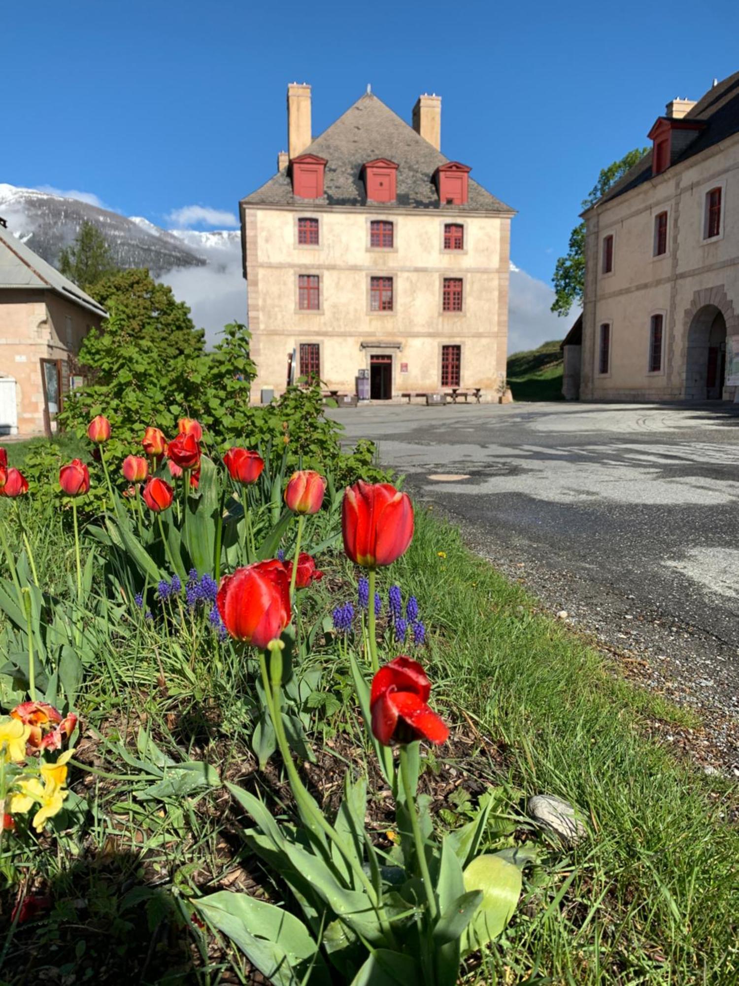 Aparthotel Le Pavillon Des Officiers Mont-Dauphin Zewnętrze zdjęcie