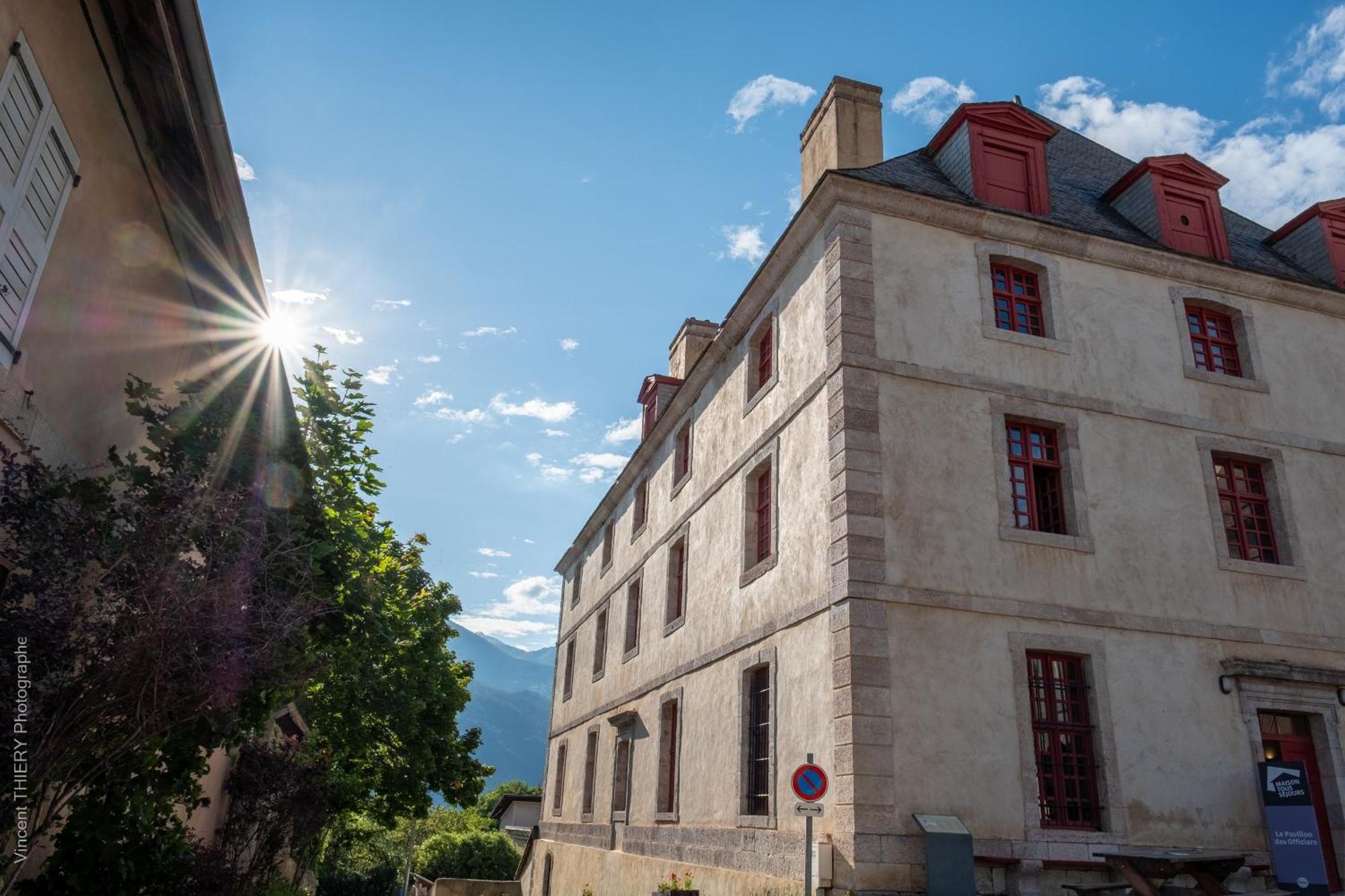 Aparthotel Le Pavillon Des Officiers Mont-Dauphin Zewnętrze zdjęcie